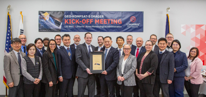 LIG넥스원이 지난 4일(현지시간) 미국 포트웨인 현지에서 L3해리스와 기상탑재체 개발 착수회의를 했다. LIG넥스원 최종진 부사장(가운데 오른쪽), L3해리스 폴 월로셱 부사장(가운데 왼쪽) 등 착수회의에 참석한 주요 인사들이 기념사진 촬영을 하고 있다. /사진제공=LIG넥스원
