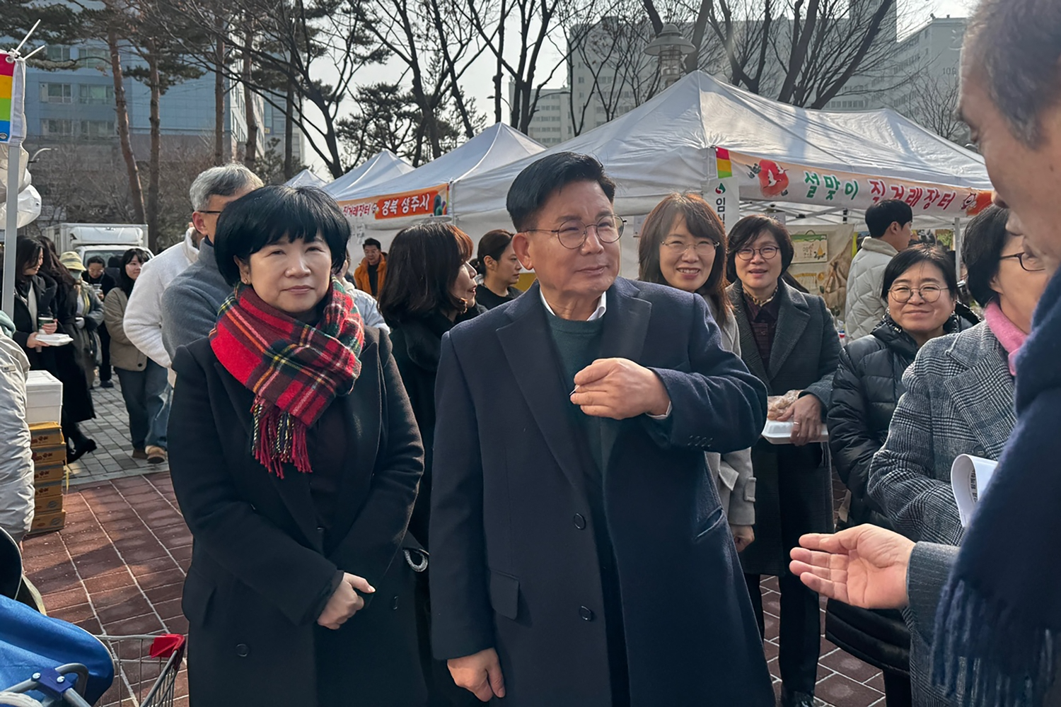 박강수 마포구청장이 설맞이 농·특산물 직거래장터에서 구민들과 소통하는 모습./사진제공=마포구