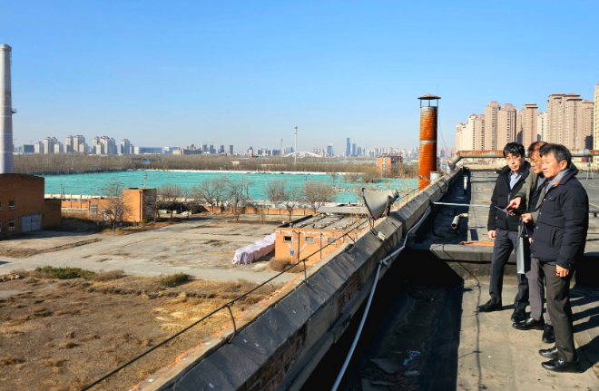 정몽규 HDC그룹 회장(사진 오른쪽)이 계열사 대표들과 중국 내 사업개발 후보지를 둘러보고 있다./사진제공=HDC현대산업개발