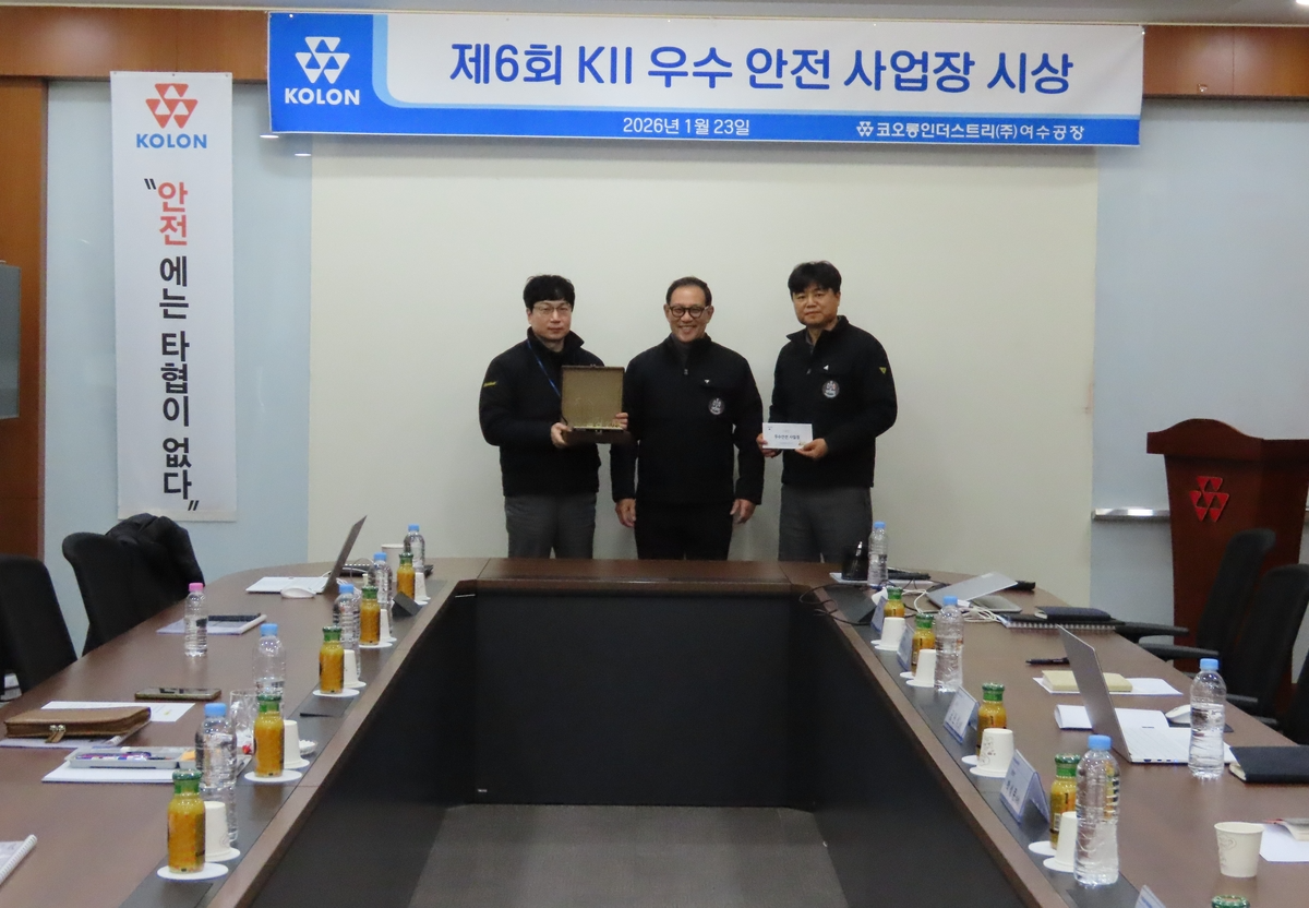 허성 코오롱인더 사장(가운데) 2026년 1월 23일 여수공장 방문