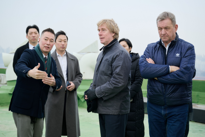 설계사 RSHP가 압구정5구역에 현장 방문한 모습(이반 하버 RSHP 공동 창립자(앞줄 왼쪽에서 두 번째)와 벤 워너 RSHP 아시아 총괄(앞줄 왼쪽에서 세 번째)./사진제공=현대건설