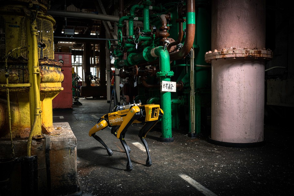 현대자동차그룹 로봇 계열사 보스터다이나믹스의 로봇개 '스팟'이 영국 핵시설 해체 현장에 투입됐다. / 사진=현대차그룹