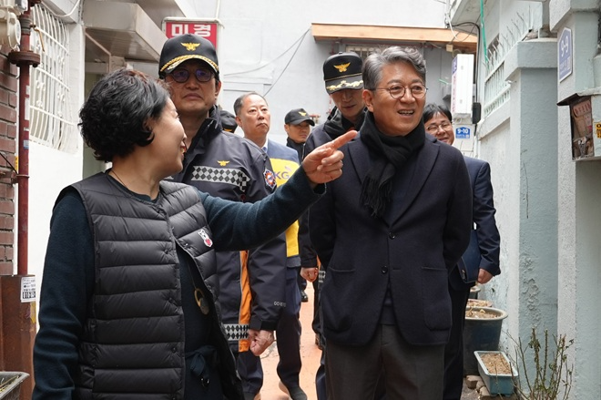 곽재선 KG회장이 쪽방촌 상담소장에게 쪽방촌 설명을 듣고 있다. 사진=KG