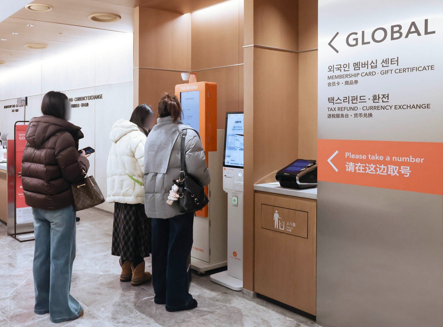 신세계백화점 본점 외국인 데스크. /사진제공=신세계백화점