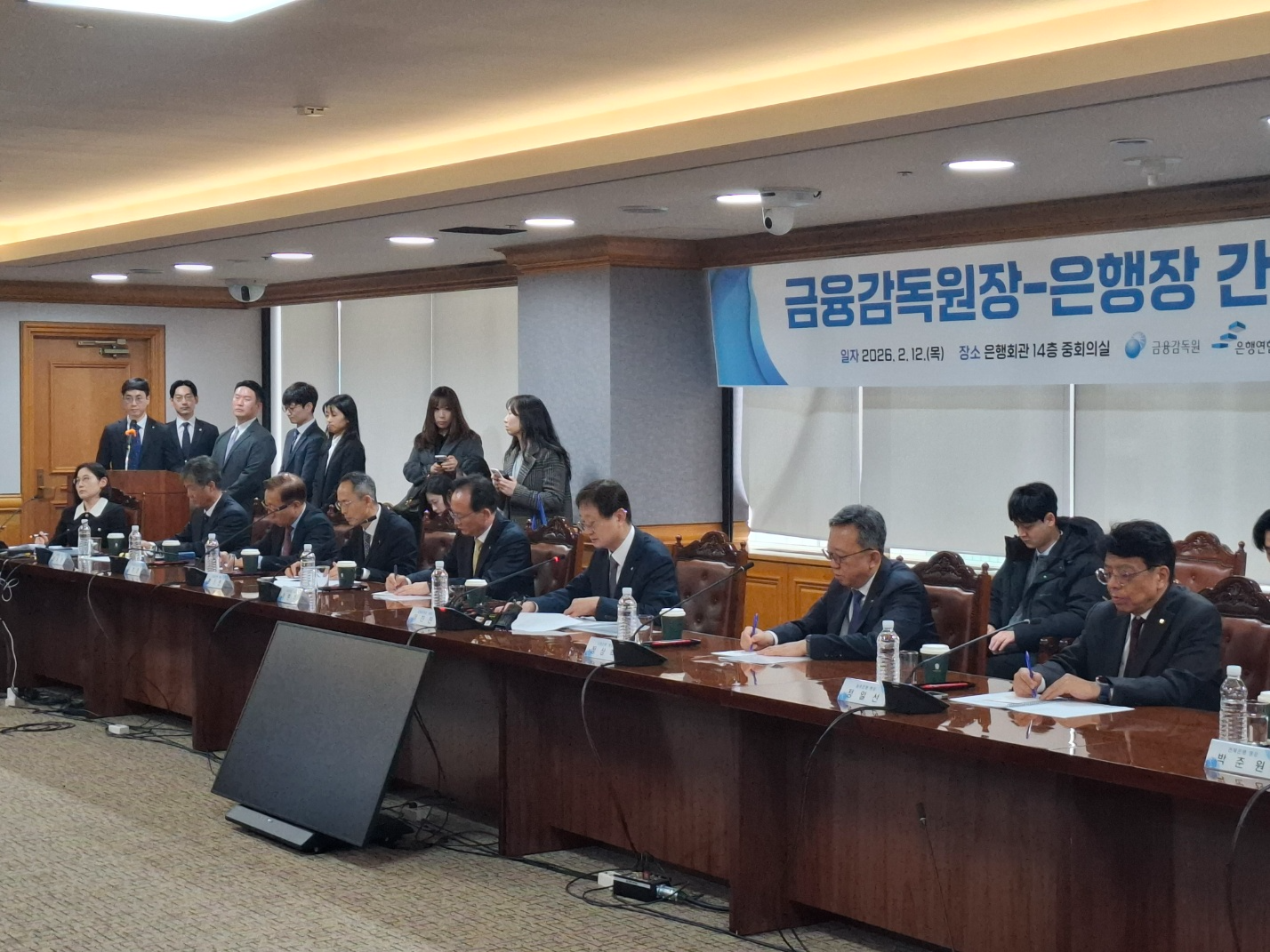 12일 오후 열린 이찬진 금융감독원장과 은행장들의 간담회에서 이찬진 원장이 모두발언을 진행하고 있다. / 사진=장호성 기자