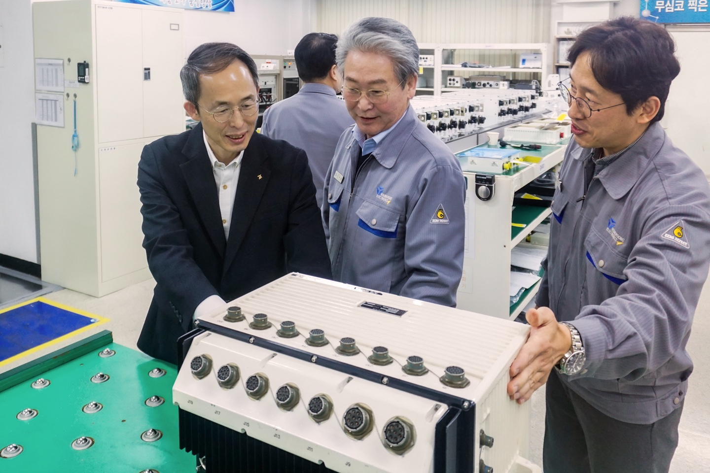 지난달 경남 창원에 위치한 영풍전자를 찾은 황기연 한국수출입은행장(왼쪽)이 류하열 영풍전자 대표(가운데) 등 관계자로부터 제품 설명을 듣고 있다. / 사진제공=수출입은행