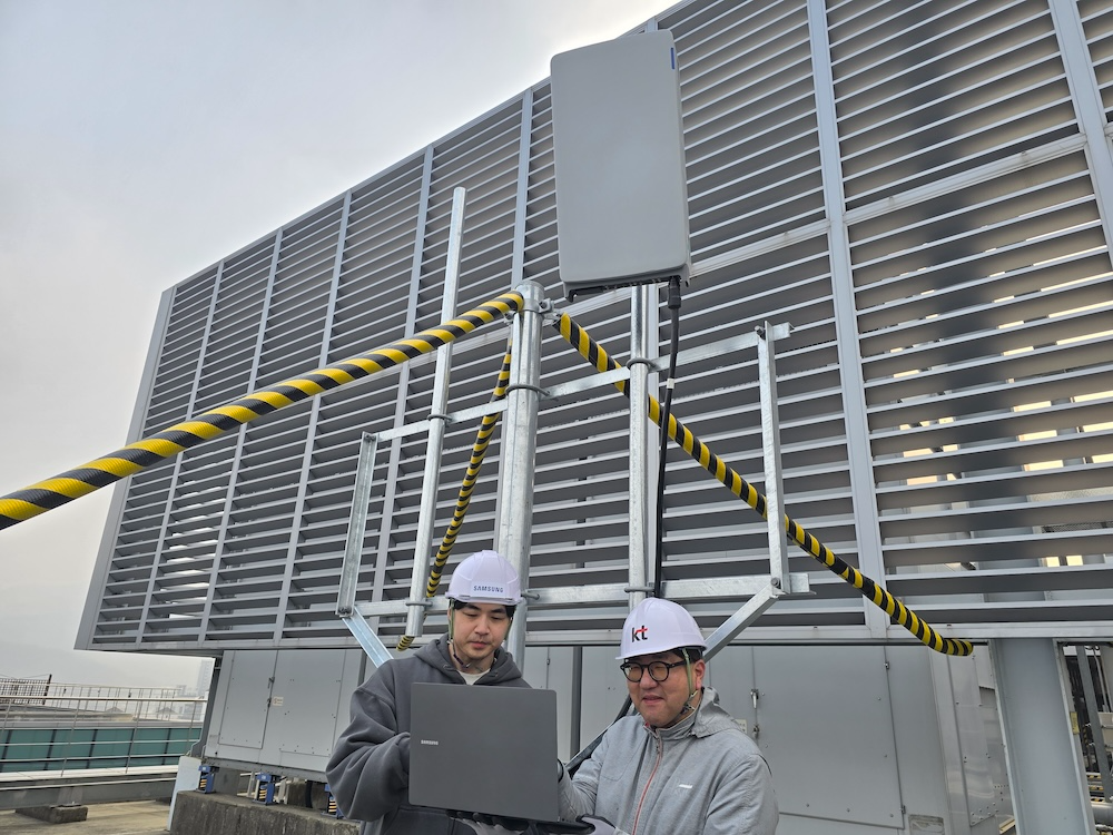 KT가 삼성전자와 함께 개발한 7GHz 초고집적 다중 안테나 기술 검증을 진행하는 모습. /사진=KT