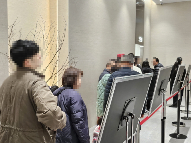 '쌍용 더 플래티넘 온수역' 견본주택 내부 59B㎡타입을 확인하기 위해 대기 중인 방문객들./한국금융신문 조범형 기자