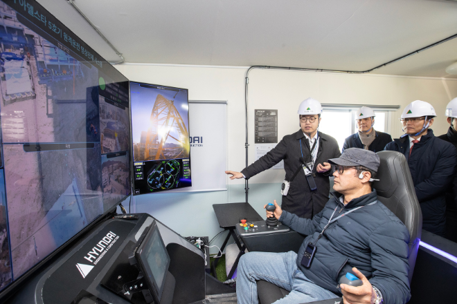 지난달 29일 국토교통부, 동반성장위원회, 경기도청 등 유관 공공기관 및 스마트건설 관계자들이 현대건설의 ‘원격제어 타워크레인’ 기술 시연회를 참관하고 있다./사진제공=현대건설