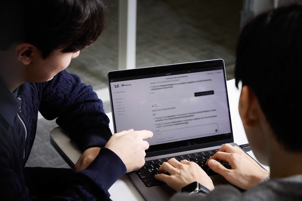 SK텔레콤은 자체 개발한 인공지능(AI) 모델 ‘A.X K1(에이닷엑스 케이원)’의 안정성과 신뢰성 검증을 위해 MWC26 기간 중 진행되는 ‘글로벌 AI 레드팀 챌린지’에 참여한다고 25일 밝혔다. /사진=SK텔레콤