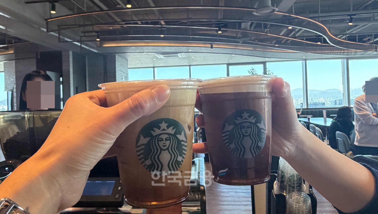 갓 만든 에어로카노(왼쪽)와 다소 시간이 지난 후의 에어로카노. /사진=박슬기 기자