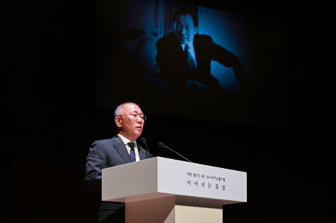 정의선 회장이 25일 정주영 창업회장 추모 음악회에서 추도사를 전하고 있다. / 사진=현대차그룹