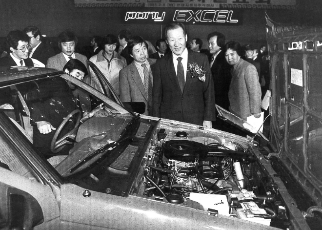 현대차 첫 자체 생산 차량 '포니'를 둘러보는 정주영 창업회장. / 사진=현대차그룹