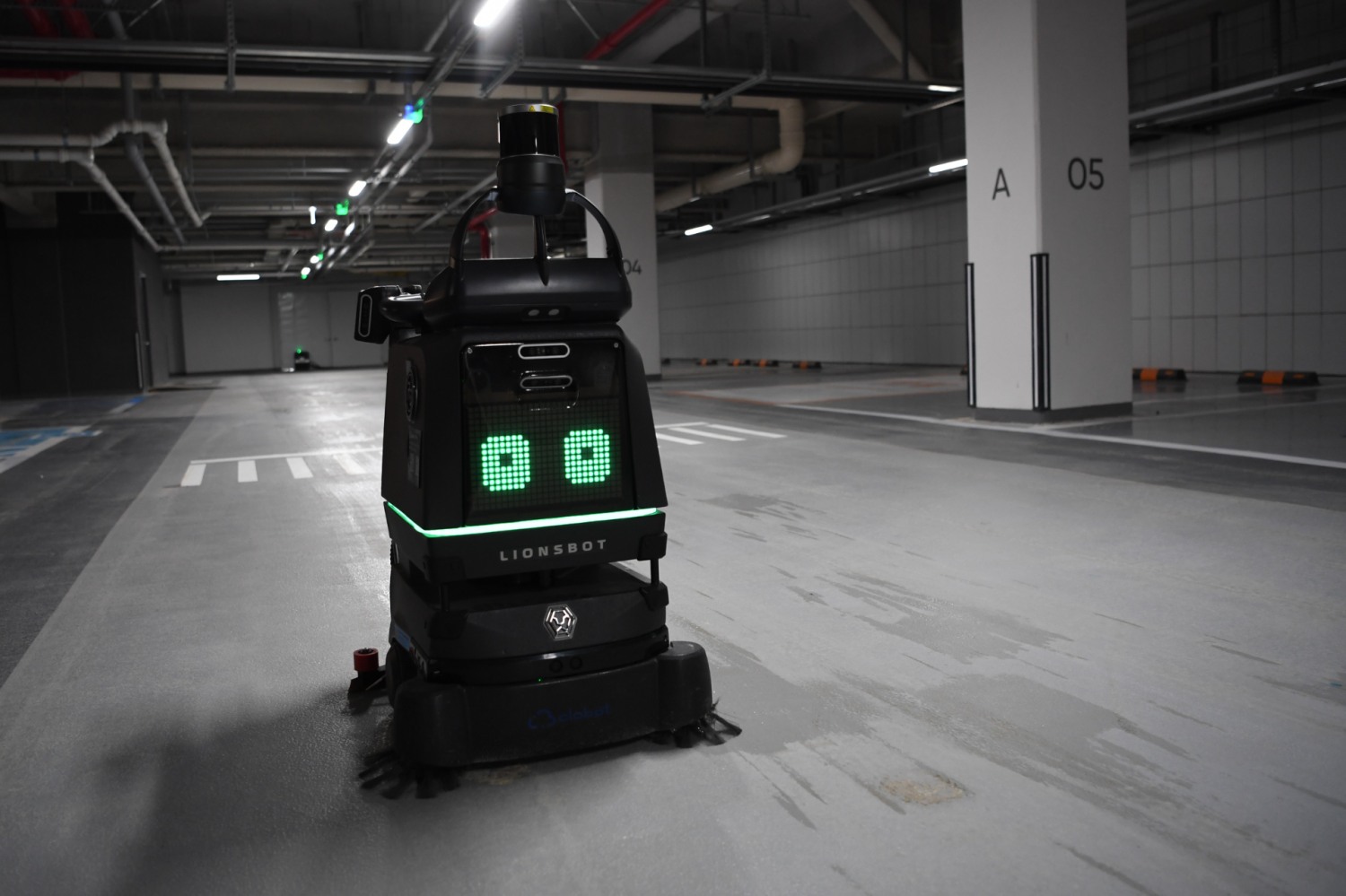 자율주행 청소 로봇이 입주 전 건설현장 지하주차장을 청소하고 있다./사진제공=포스코이앤씨
