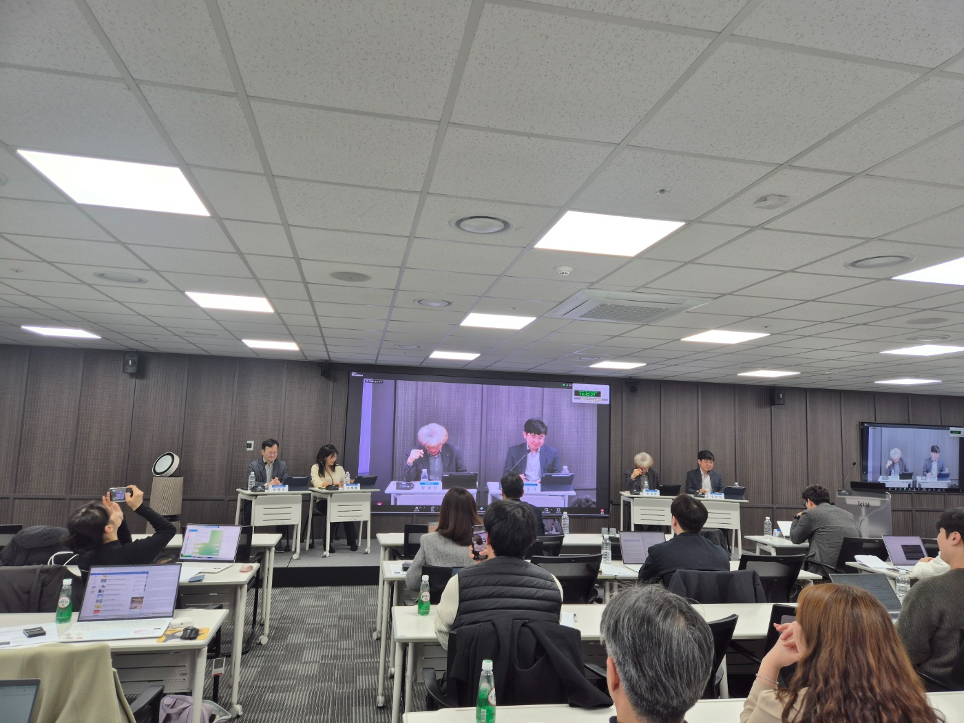 26일 서울 여의도 보험연구원에서 열린 '구독형 보험과 패러다임의 전환' 세미나에서 패널들이 토론을 하고 있다. 사진=강은영 기자