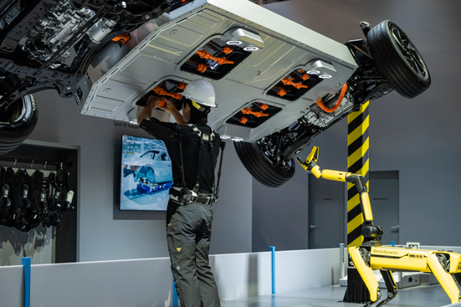 A worker wearing the X-ble Shoulder demonstrates overhead work. / Photo = Hyundai Motor Group