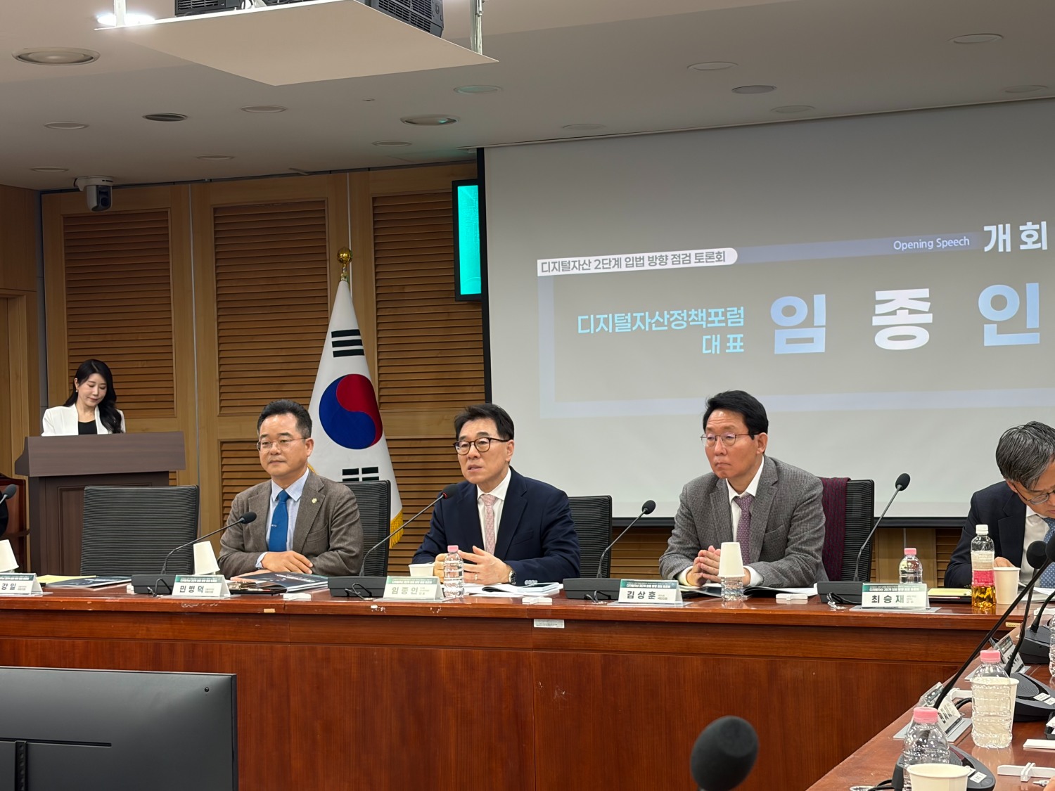 26일 국회의원회관에서 더불어민주당 민병덕 의원실과 국민의힘 김상훈 의원실, 디지털자산정책포럼이 공동 주최한 디지털자산 2단계 입법 방향 점검 토론회가 개최됐다. 왼쪽부터 민병덕 민주당 의원, 임종인 디지털자산정책포럼 대표, 김상훈 국민의힘 의원. / 사진= 한국금융신문(2026.2.26)