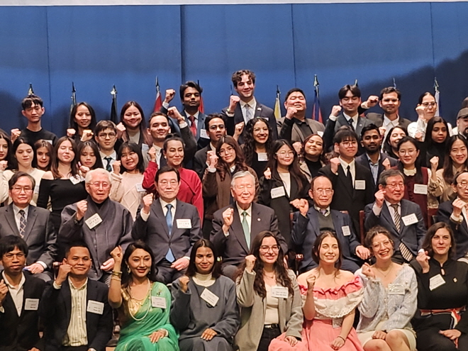 26일 부영그룹은 국내 대학에서 공부 중인 외국인 유학생에게 장학금을 전달했다(이중근 부영그룹 회장을 비롯해 부영그룹 관계자와 외국인 유학생들이 기념사진을 찍고 있다)./한국금융신문 조범형 기자