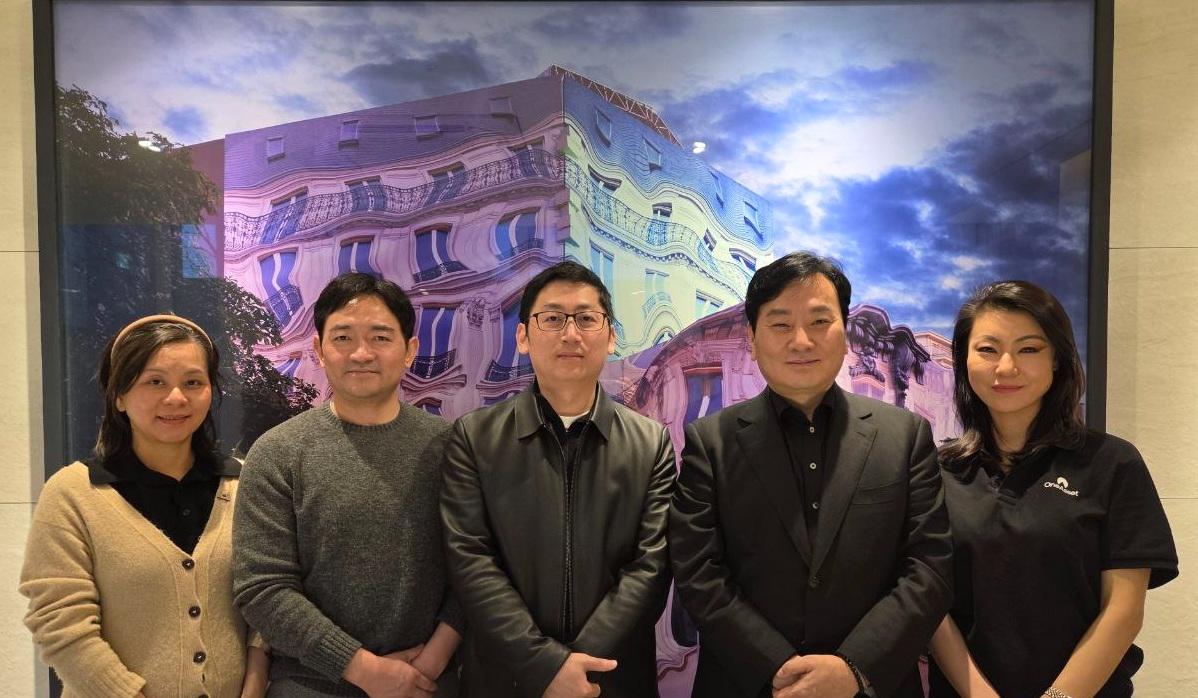 데이먼 첸 원모어그룹 회장(왼쪽 세번째)과 박창범 한국디지털자산평가인증 의장(왼쪽 네번째) 등이 협력 논의를 마치고 포즈를 취했다. <사진제공=한국디지털자산평가인증>