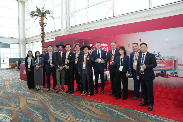 'TPM 2026' 콘퍼런스에 참석한 이용호 LX판토스 대표(왼쪽에서 여섯 번째)와 임직원들. /사진제공=LX판토스