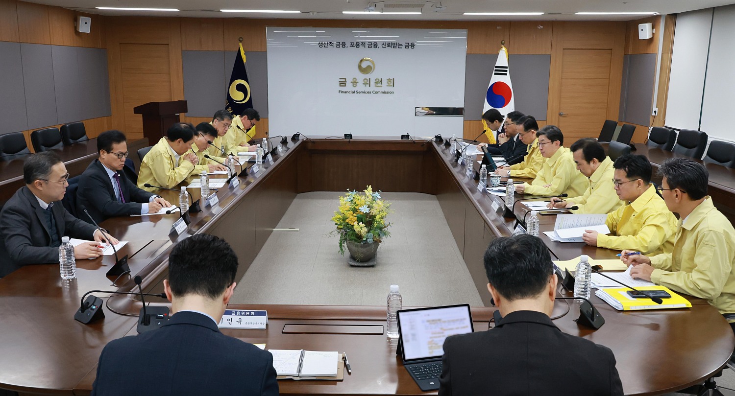 이억원 금융위원장이 3일 오전 서울 종로구 정부서울청사에서 재정경제부, 한국은행, 금융감독원, 산업은행, 기업은행, 신용보증기금, 한국거래소, 국제금융센터 등과 함께 개최한 중동상황 관련 관계기관 합동회의 현장/ 사진제공=금융위원회
