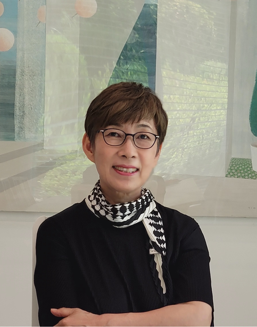 작품 앞에서 포즈를 취한 김인옥 작가