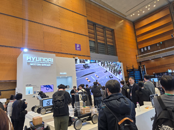 4일 서울 삼성동 코엑스에서 개막한 AW 2026에서 현대차그룹 자율주행형 로봇 플랫폼 '모베드'가 국내 소비자들에게 첫 선을 보였다. / 사진=김재훈 기자