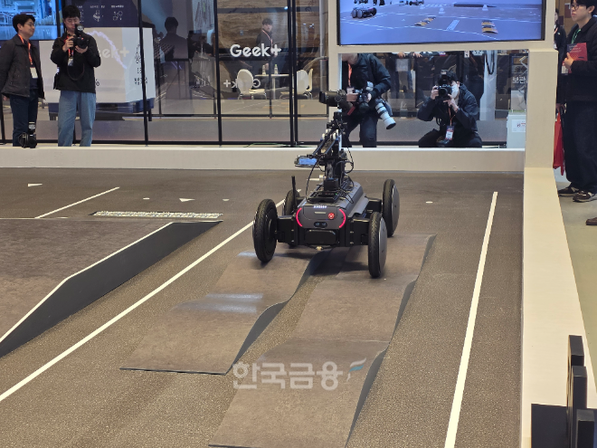 카메라를 장착한 모베드가 배수로 지형을 지나고 있다. / 사진=김재훈 기자