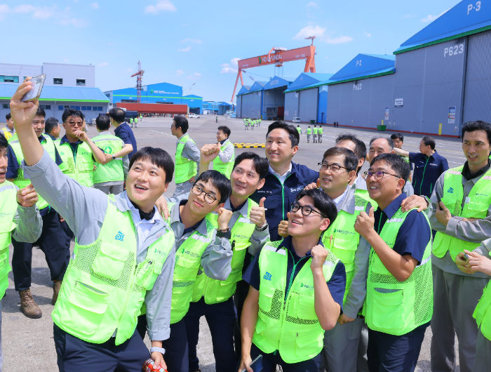 정기선 HD현대 회장이 5일 필리핀 수빅만에 위치한 HD현대필리핀조선을 방문해 선박 건조 현장을 점검하고 현장 직원들을 격려했다. /사진제공=HD현대