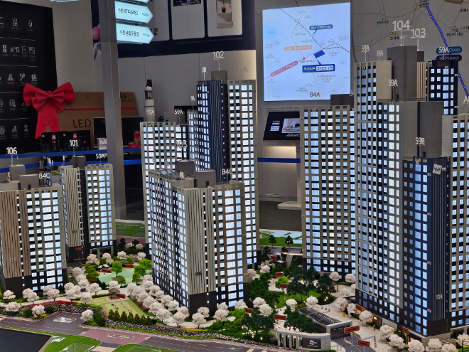 6일 두산건설은 '두산위브 더센트럴 수원' 견본주택을 개관했다. 사진은 견본주택 내부 모형도./한국금융신문 조범형 기자