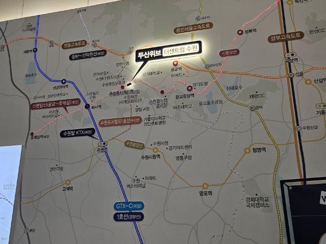 '두산위브 더센트럴 수원' 견본주택 내부의 위치도./한국금융신문 조범형 기자