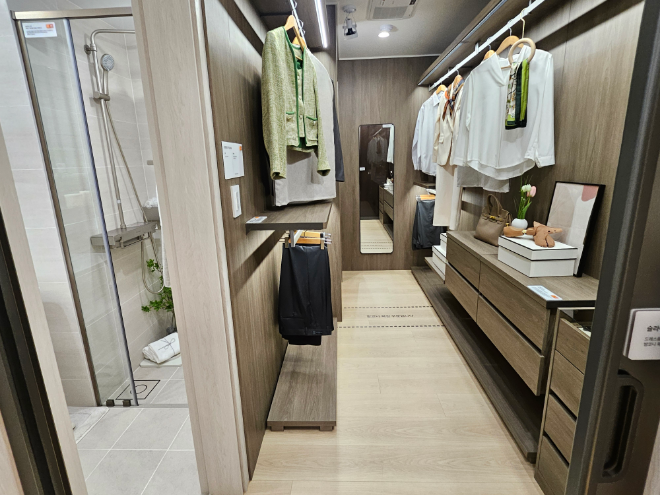 '두산위브 더센트럴 수원' 59A㎡타입 안방 드레스룸./한국금융신문 조범형 기자