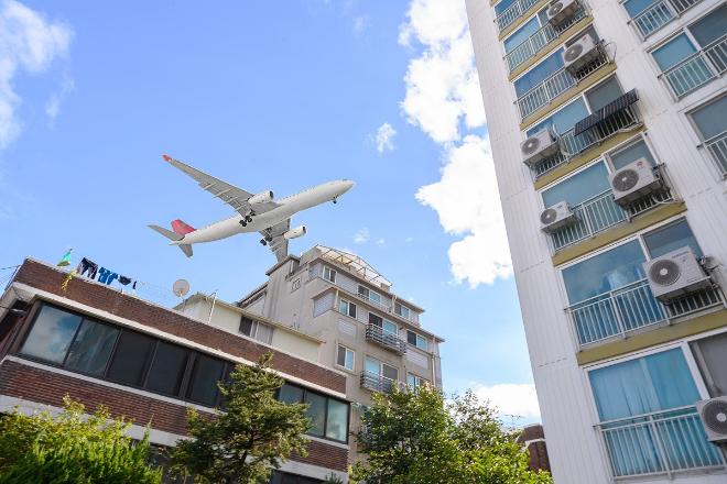 공항소음피해지역 주택 위로 지나가는 항공기 모습./사진제공=양천구청