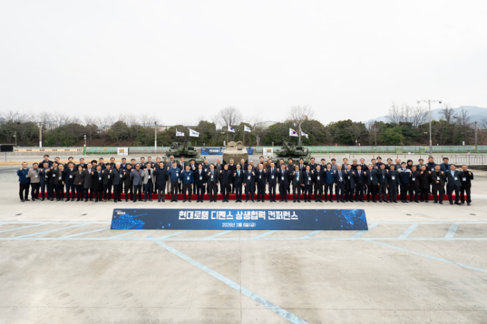국회와 67개 협력사, 현대로템 등 관계자들이 지난 6일 경남 창원특례시 현대로템 창원공장에서 열린 ‘2026 현대로템 디펜스 상생협력 컨퍼런스’에서 기념촬영을 하고 있다. /사진제공=현대로템