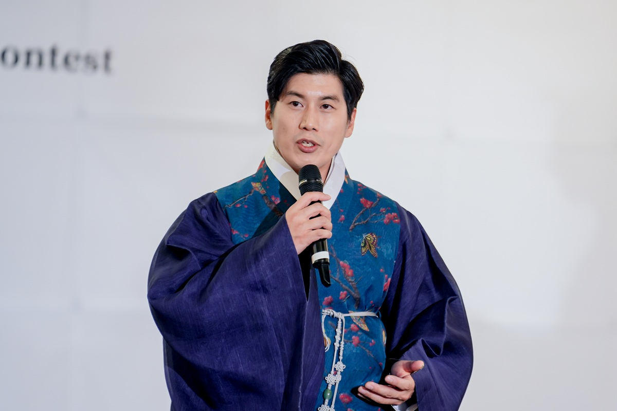 정사무엘 한문화진흥협회 회장이 프랑스 한복모델 선발대회에서 인사말을 하고 있다.