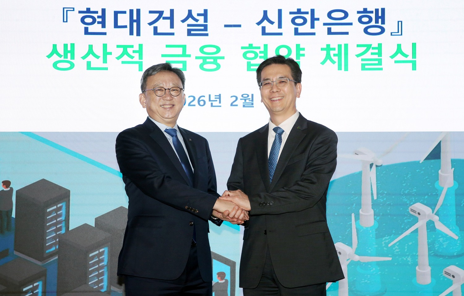 지난달 서울 종로구 소재 현대건설 본사에서 진행된 ‘생산적 금융 협약 체결식’에서 정상혁 신한은행장(왼쪽)과 이한우 현대건설 대표이사가 기념촬영을 하고 있다. / 사진제공=신한은행