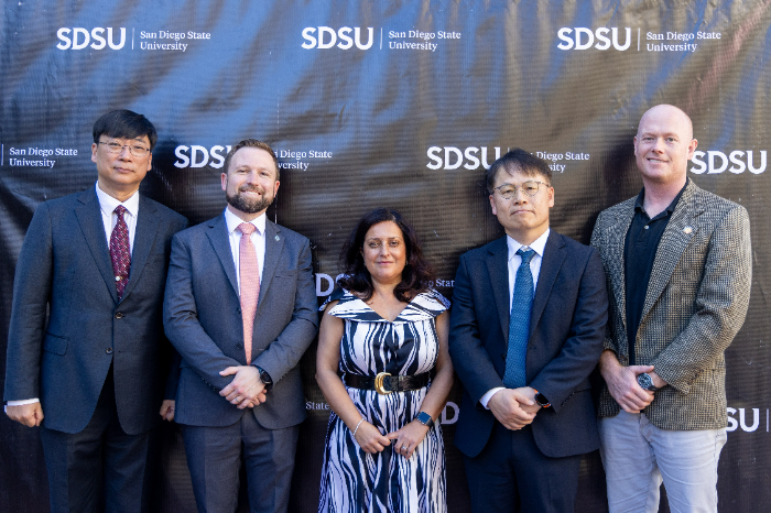 (왼쪽부터)김현조 삼성중공업 연구소장 부사장, 벤 무어(Ben Moore) 샌디에이고시 글로벌 협력 최고 책임자, 하라 마다낫(Hala Madanat) SDSU 연구 혁신 부총장, 이왕근 삼성중공업 최고운영책임자, 존 아스테드(Jon Aasted) 샌디에이고시 인적자원부 공공행정석사가 연구센터 개소 기념사진을 촬영하고 있다. /사진제공=삼성중공업