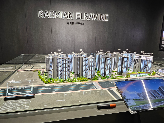 13일 삼성물산 건설부문은 송파구 문정동 래미안갤러리에 '래미안 엘라비네' 견본주택을 개관하고 분양에 돌입했다./한국금융신문 조범형 기자