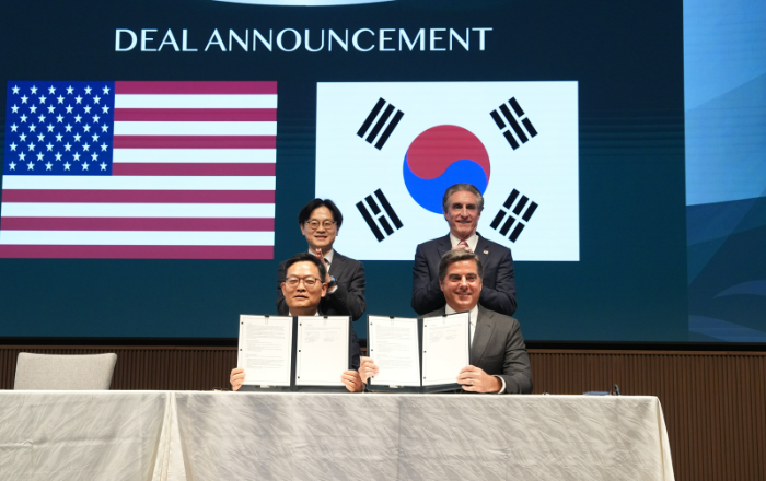 15일 일본 도쿄에서 진행된 한화에어로스페이스와 美 LNG 생산 기업 벤처 글로벌과 LNG 장기 구매 계약식에 참석한 (왼쪽 위부터 시계방향으로) 김정관 산업통상부 장관과 더그 버검 미국 내무부 장관, 마이클 세이블 벤처 글로벌 대표, 손재일 한화에어로스페이스 대표가 기념사진을 찍고 있다. /사진제공=한화에어로스페이스