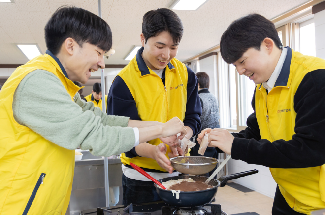 HDC현대산업개발은 13일 서울시 북부여성발전센터에서 신입사원들이 노원구 지역 아이들을 위한 간식을 직접 만들어 전달하는 봉사활동을 진행했다./사진제공=HDC현대산업개발