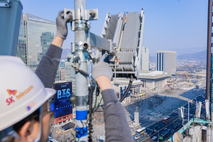 SKT 직원들이 서울 광화문 주변의 통신 장비를 점검 중이다. /사진=SKT