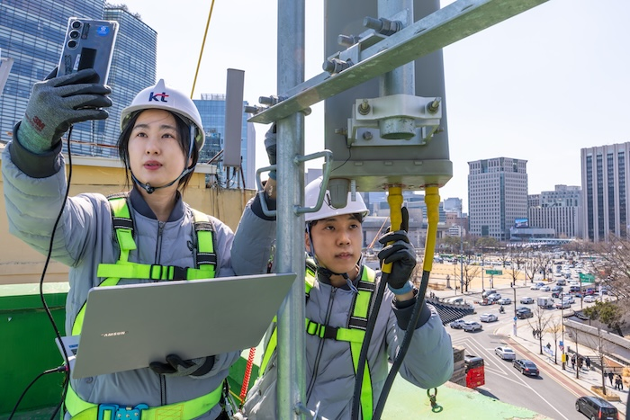 KT 네트워크 전문가가 공연으로 인해 인파가 몰릴 것으로 예상되는 서울 종로구 광화문 일대 기지국을 점검하고 있다. /사진=KT