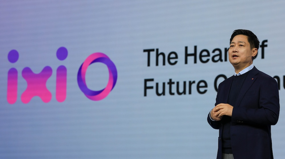 지난 2일(현지시간) 스페인 바르셀로나에서 열리고 있는 MWC26 개막일 기조 연설에 나선 홍범식 LG유플러스 대표. /사진=LG유플러스