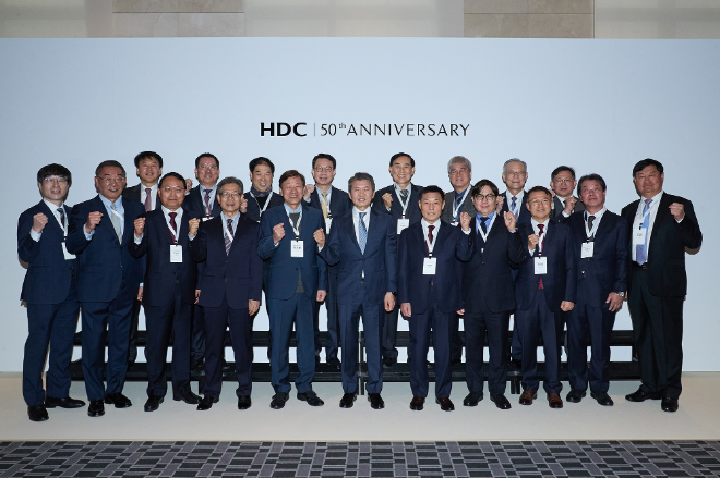 HDC그룹은 창립 50주년을 맞이해 다가올 50년을 위한 미래 비전을 밝히고 이를 담은 새로운 슬로건과 CI, 성장 로드맵을 발표했다(사진 앞줄 왼쪽 여섯 번째 정몽규 HDC그룹 회장)./사진제공=HDC그룹