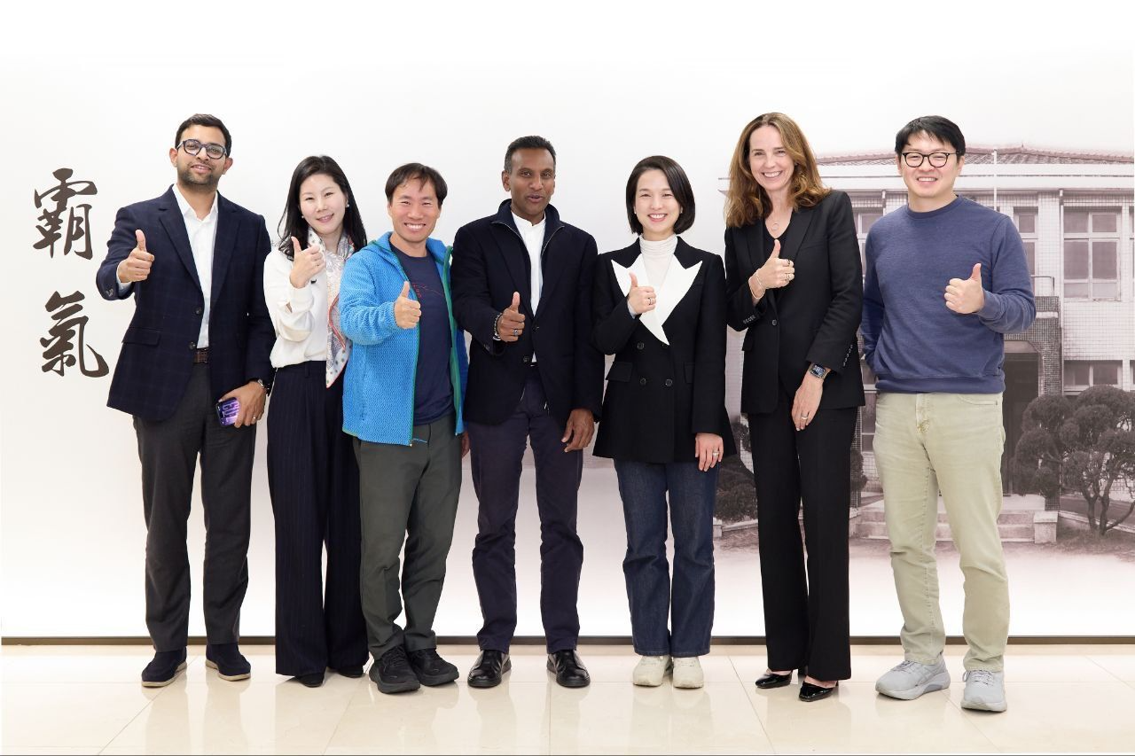 지난 13일 최성환 SK네트웍스 사업총괄 사장이 김성훈 업스테이지 최고경영자(CEO), 진윤정 업스테이지 최고재무책임자(CFO), 배민석 피닉스랩 대표 등과 함께 사라 프라이어 오픈AI CFO를 한국에서 만났다. /사진=최성환 SK네트웍스 사업총괄 사장 링크드인