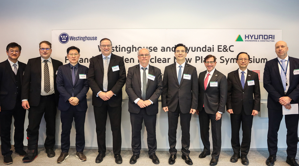 현대건설 대표이사(왼쪽에서 여섯번째) 등 주요 참석자들이 ‘핀란드·스웨덴 신규 원전 건설 심포지엄’에서 기념 촬영을 하는 모습./사진제공=현대건설