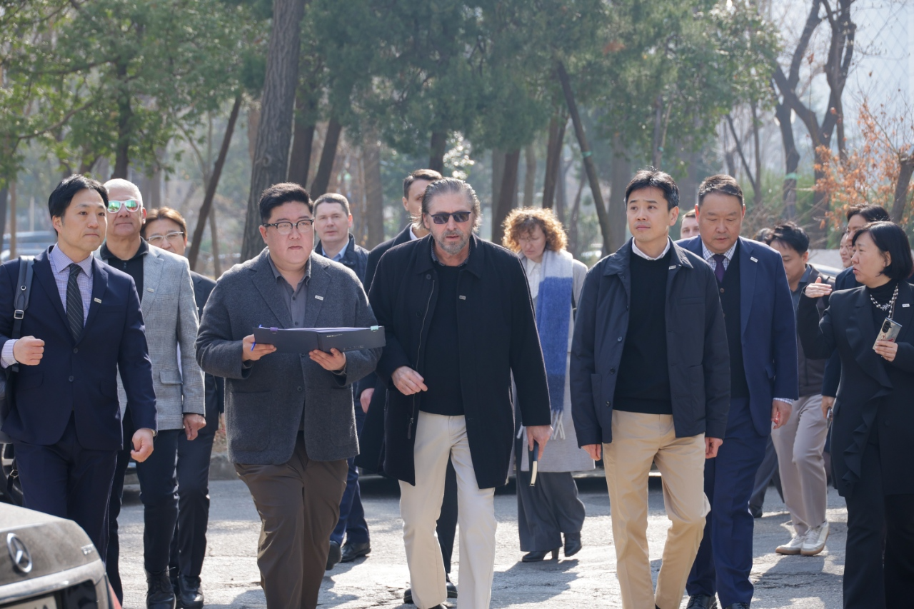 아르카디스(Arcadis)의 브렛 위긴스(Bret Wiggins) 부사장(가운데)과 DL이앤씨 임직원 등이 설계안을 최종 점검하기 위해 서울 강남구 압구정5구역을 찾아 현장을 살피는 모습./사진제공=DL이앤씨