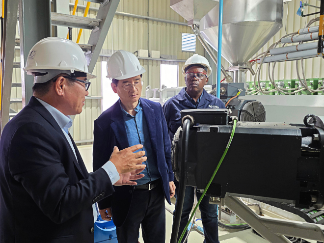 김선규 호반그룹 회장(사진 가운데)이 대한전선 남아프리카공화국 생산법인 엠텍을 방문해 생산 현장을 살펴보고 있다./사진제공=호반그룹