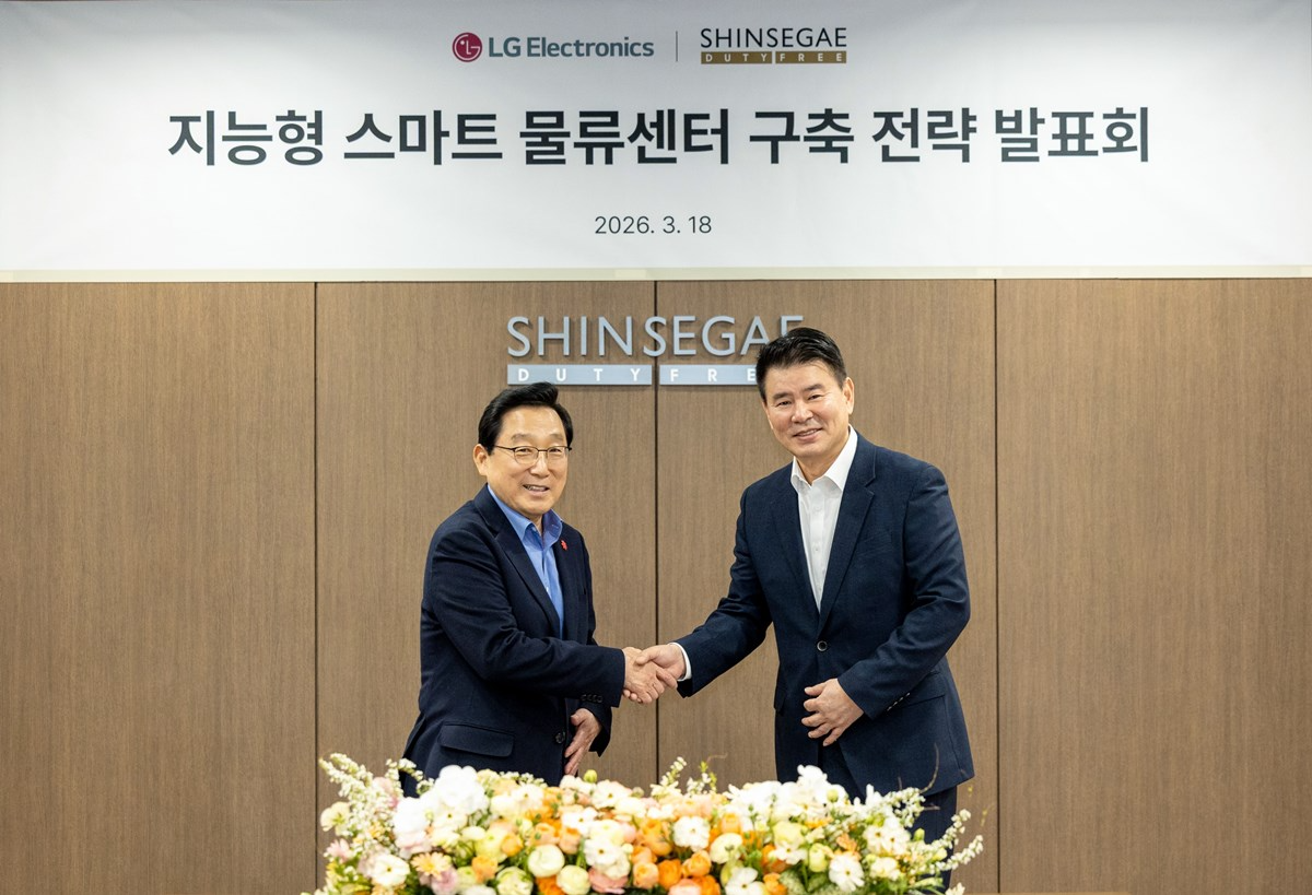 이석구 신세계디에프 대표이사(왼쪽), 정대화 LG전자 생산기술원장(사장)이 기념촬영을 하고 있다./사진제공=신세계면세점