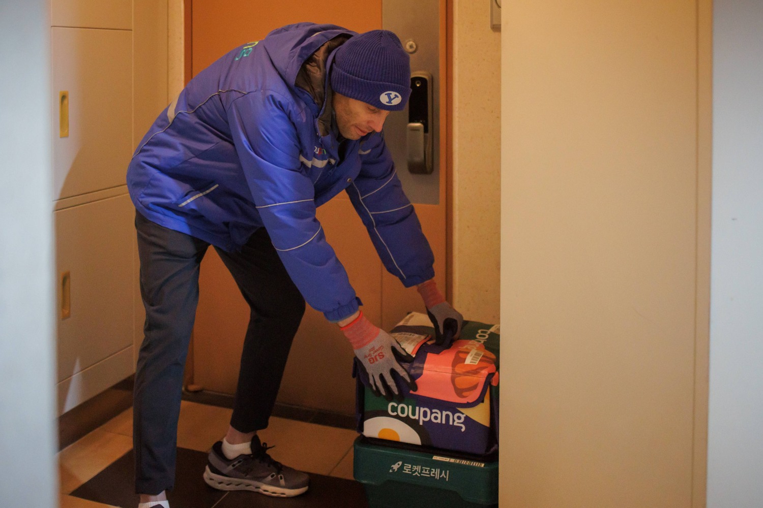 로저스 대표가 프레시백을 들고 배송업무를 하고 있는 모습./사진제공=쿠팡